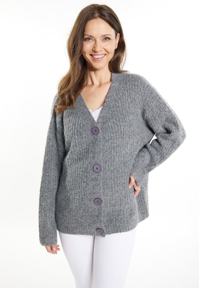 Grauer Strickcardigan mit V-Ausschnitt, ausgestattet mit fünf lila Knöpfen an der Vorderseite. Locker geschnitten, mit langen Ärmeln und gerippter Textur.