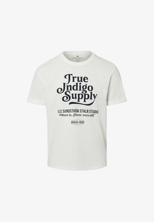 Weißes T-Shirt aus Baumwolle mit kurzen Ärmeln, schwarzem Text "True Indigo Supply" und kleinem Text darunter in der Mitte auf der Vorderseite.