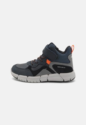 Dunkelblaue und graue High-Top-Sneaker mit einem Klettverschluss, orangefarbenen Akzenten, strukturiertem Stoff und einer dicken Gummisohle.