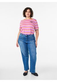 Roosade ja lilla triipudega lühikeste varrukatega t-särk, millele on lisatud lahtise lõike ja esitaskutega sinised teksapüksid. Mustad madalad kingad.