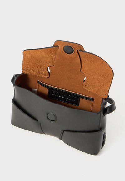 Clutch din piele neagră cu un exterior neted și un interior din suede. Prezintă accesorii maro, închidere tip clapetă și un etichetă cu brandul în interior.