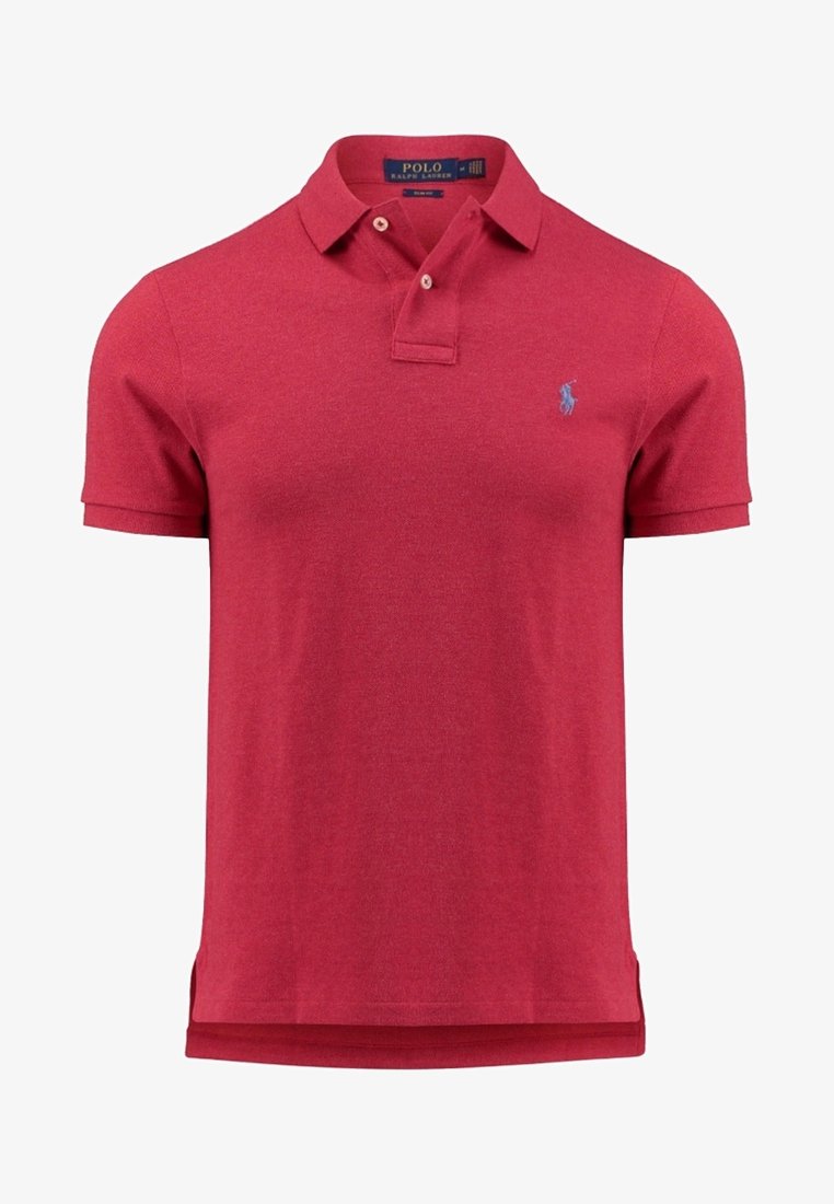 Rode polo-shirt van katoen, met een klassieke kraag, drie knopen, korte mouwen en een klein blauw geborduurd logo op de borst.