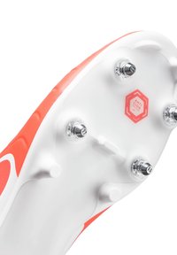 Valged ja eredate oranžide detailidega spikesid. Omavad kuut metallist nurgakest, tekstureeritud pealmist kihti ning roosa kuue nurgaga "ANTI CLOG" sildi.