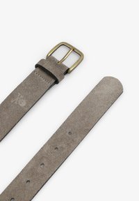 Cinturón de ante gris con hebilla de latón, que presenta una textura suave y extremos redondeados. Siete agujeros para un ajuste ajustable. Diseño simple y minimalista.