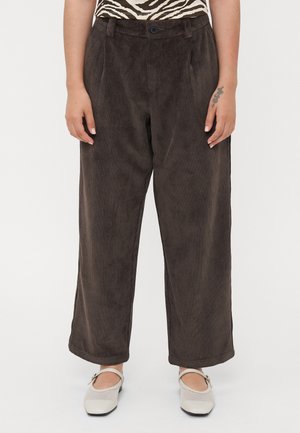 Bruine corduroy broek met een wijde pijpdesign, voorzien van voorplooien, zijzakken en een knoopsluiting bij de taille.