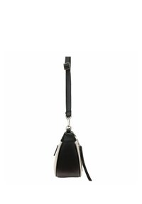 Bolso estructurado en negro y crema con forma triangular, cuero texturizado, correa ajustable y acentos metálicos en plata.