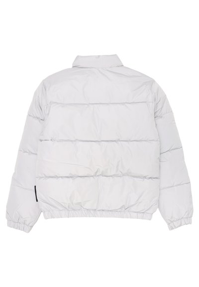 Giacca a vento bianca con colletto alto, polsi elasticizzati e orlo cinchato. Il materiale appare lucido con sezioni trapuntate orizzontali.