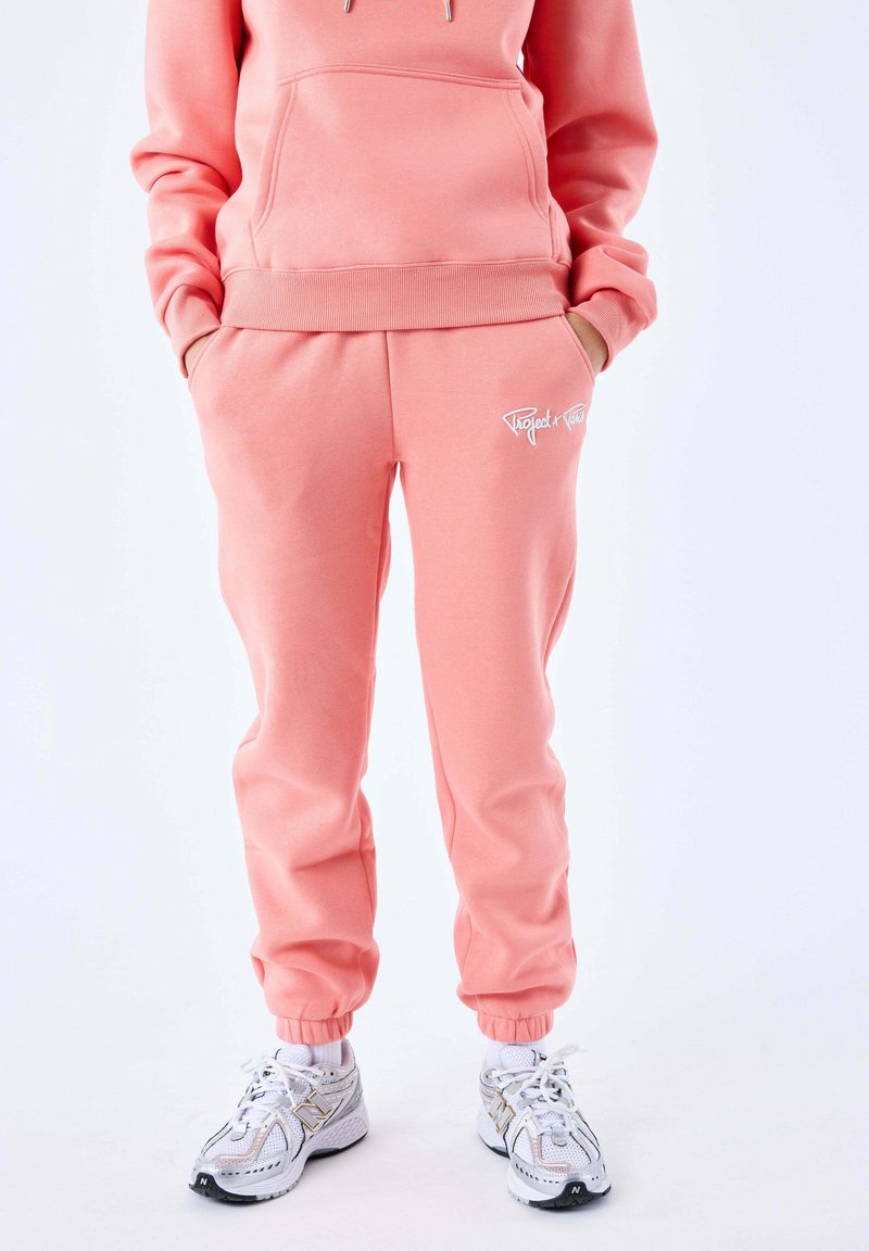 Zachte roze sweatshirt en bijpassende joggingbroek, met een elastische tailleband en boorden, voorzien van een wit logodecoratie op de linkerheup.