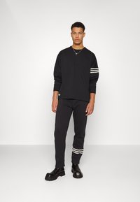 adidas Originals NEUCLASSICS LS - Pikkade varrukatega topp - black/white