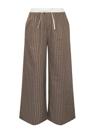 Wijde broek in bruine katoenen stof met witte verticale strepen, voorzien van een elastische tailleband en een trekkoord voor aanpassing.