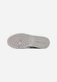 Heledad hall sneakersi talla on ümmargune muster, tekstureeritud haardetükid ja keskne logo sisseehitatud. Lamedad ja ümardatud servad.