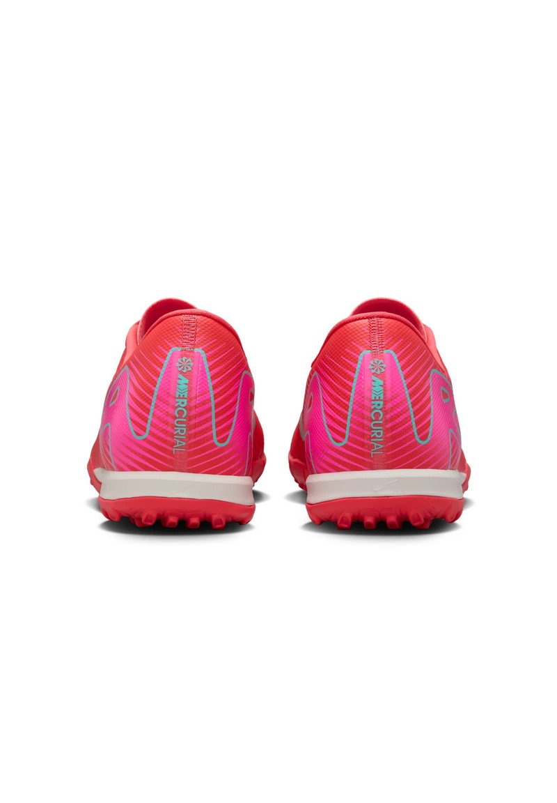 Des crampons de football rouges et roses avec un design texturé, dotés d'une semelle intermédiaire blanche et de crampons en caoutchouc pour l'adhérence. Logo "Mercurial" en bleu.