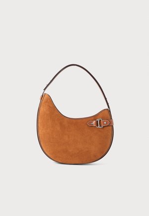 Braune Wildleder-Schultertasche in Halbmondform mit Lederriemen und silberner Schnalle auf einfarbigem Hintergrund.