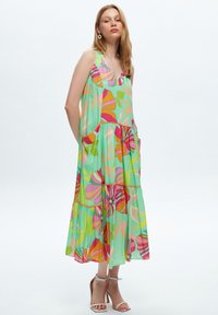 adL V NECK PATTERNED LONG  - Freizeitkleid - patterned nile green