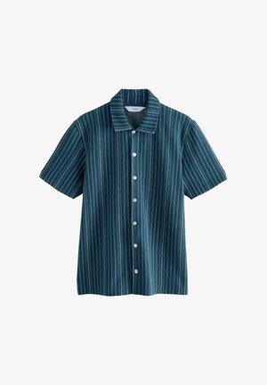 Camicia a maniche corte in tessuto verde acqua scuro con righe verticali bianche, chiusura frontale con bottoni e colletto appuntito. Dettaglio di tessitura testurizzata.