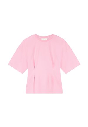 Lichtroze T-shirt met korte mouwen, een ronde halslijn en subtiele verticale plooien aan de voorkant, weergegeven op een witte achtergrond.