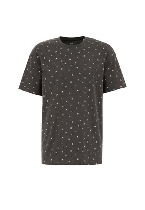 Ciemnoszara koszulka z krótkim rękawem wykonana z bawełny, z rozproszonym geometrycznym wzorem w białym i jasnoniebieskim kolorze. Okrąg ły dekolt.