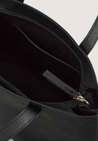 Zwarte leren tote bag met een gestructureerde afwerking, een ritssluiting en een gladde binnenkant. Inclusief een steekvak en een afneembare schouderband.