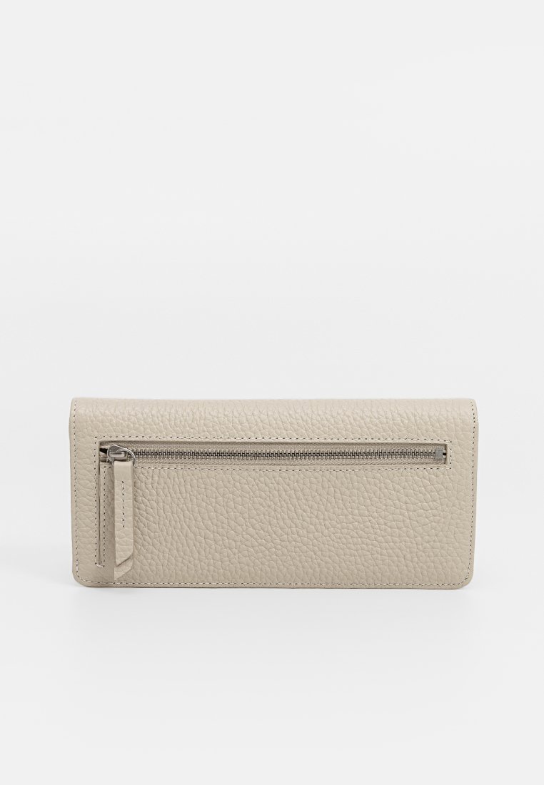 Beige Lederbörse mit strukturiertem Finish, ausgestattet mit einer Reißverschlusstasche auf der Vorderseite und einer eleganten, rechteckigen Form.