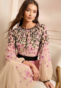 Love & Roses PETITE FIT - PRINTED CREW NECK  LONG SLEEVE. - Maksi garuma kleita - ivory animal