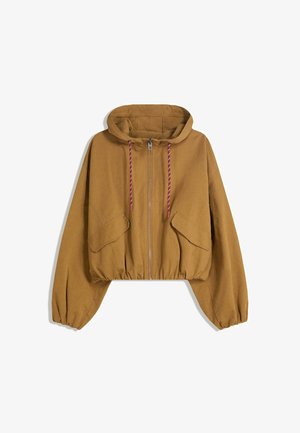 Veste courte à capuche marron avec fermeture éclair à l'avant, cordons rouge et blanc, deux poches à rabat et poignets et ourlet élastiques.