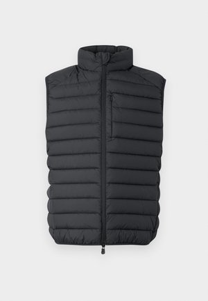 Sort polstret vest med høj krave, lynlås foran og en brystlomme. Har vandrette syninger for tekstur og isolering.