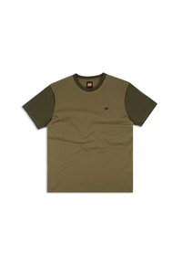Camiseta de algodón verde oliva con mangas cortas, cuello redondo acanalado y pequeño logo de elefante en el pecho. Textura suave y corte relajado.