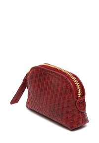 Czerwona, pleciona skórzana torba z złotym suwakiem i teksturowaną powierzchnią. Posiada zaokrąglony kształt i małą metkę ułatwiającą chwytanie.