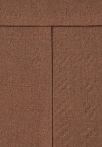 Bruin geweven stof met een subtiel visgraatpatroon. Het heeft een gestructureerd oppervlak met zichtbare naden en een nette afwerking.