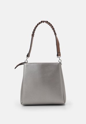 Sac fourre-tout argenté à la texture lisse, avec une poignée en cuir marron tressé et une sangle ajustable. Doté d'une fermeture éclair sécurisée.