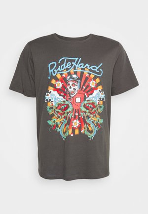 Graues Baumwoll-T-Shirt mit einem farbenfrohen Motiv, das einen Totenkopf, florale Designs und Drachen zeigt, akzentuiert durch den Schriftzug "Ride Hard" darüber.