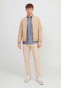 Jack & Jones JJESUMMER LINEN MIX SHIRT - Košile - faded denim