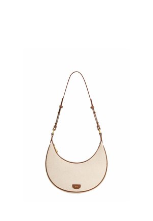 Sac d'épaule beige en forme de croissant avec garniture en cuir marron et sangle réglable, doté d'un petit patch logo devant.