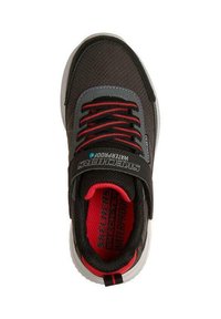 Baskets de sport noires avec accents gris, lacets rouges et étiquette imperméable. Elles disposent d'une semelle rembourrée et d'un dessus en tissu texturé.