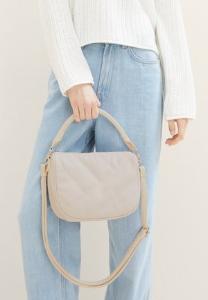 Sac bandoulière beige clair avec un motif matelassé, texture douce et une bandoulière amovible. Surface lisse, forme rectangulaire et fermeture éclair.
