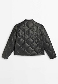 Sort quilted jakke med diamantformet syning, lange ærmer og en let cropped ryg, præsenteret fladt mod en hvid baggrund.