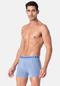 Svetlo modri bokserice z temno modrim pasom 'MUCHACHO MALO', izdelane iz mehke, raztegljive tkanine, ki nudijo tesno prileganje in gladko teksturo.