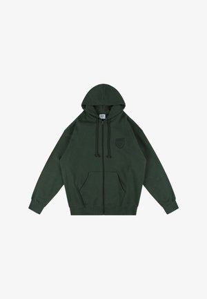 Ciemnozielona bluza z zamkiem, wykonana z miękkiej tkaniny, z kapturem, przednimi kieszeniami oraz małą naszywką z logo na piersi.