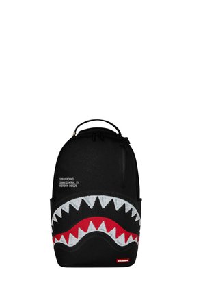 Mochila negra con diseño bordado de boca de tiburón en blanco, rojo y negro, con texto "Sprayground Shark Central, NY Midtown D61326" en el frente.