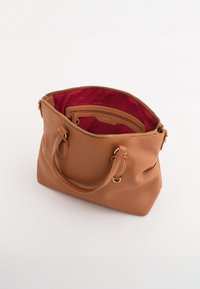 Braune genarbte Leder-Handtasche mit goldenen Beschlägen, Reißverschluss und rotem gestreiften Stofffutter. Verfügt über zwei Griffe und eine Innentasche mit Reißverschluss.