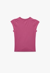 T-shirt violet ajusté fabriqué en tissu doux, avec des manches courtes type cap, un col rond et une texture lisse sans motifs visibles.