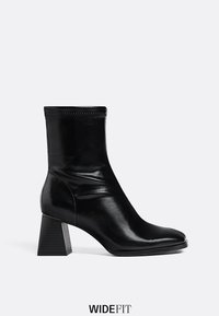 Stradivarius WIDE FIT MID WITH STRETCH LEGS - Stivaletti - black