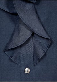 Collo di camicia blu navy con design arricciato e texture liscia; include un bottone argentato per la chiusura e un dettaglio di cucitura verticale.
