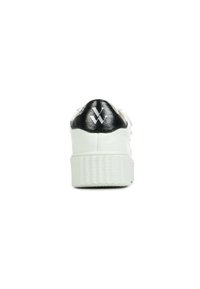 Baskets en cuir blanc avec un empiècement en cuir verni noir au talon, présentant un logo réfléchissant. Semelle en caoutchouc blanc texturé.