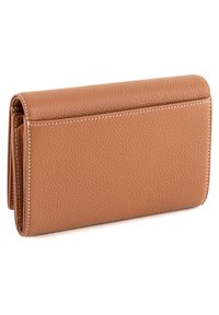 Portafoglio in pelle color tan con finitura testurizzata. Design piegato, cuciture bianche a contrasto e bordi arrotondati. Forma compatta e slanciata.