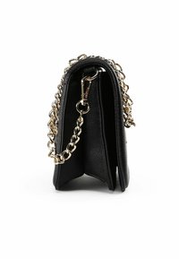 Borsa in pelle nera con finitura testurizzata, dotata di una tracolla in catena dorata e di una chiusura. Il design è compatto e ha una forma strutturata.