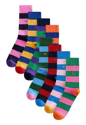 Sept chaussettes rayées colorées dans différentes combinaisons de couleurs, chacune avec un petit logo brodé près du haut.