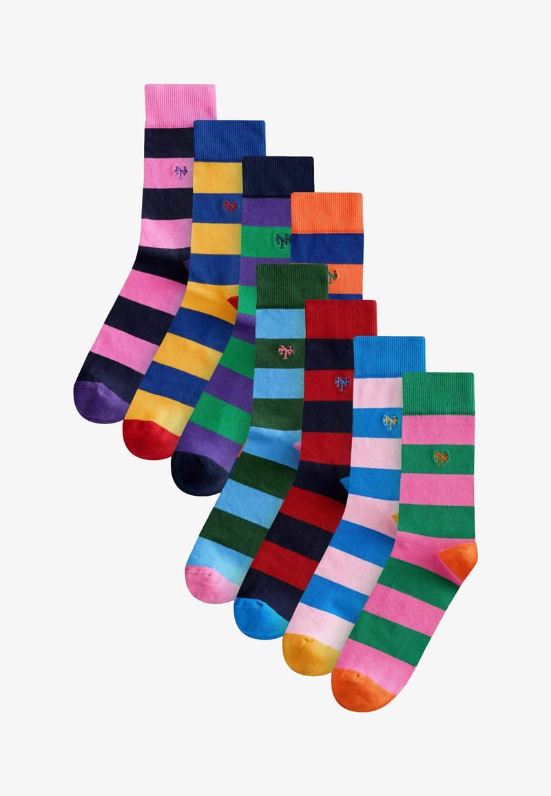 Sept chaussettes rayées colorées dans différentes combinaisons de couleurs, chacune avec un petit logo brodé près du haut.