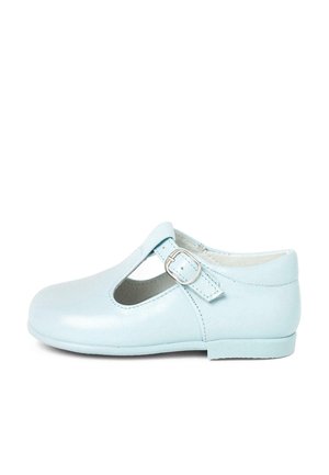 Chaussure en cuir bleu clair avec un bout arrondi, un design à sangle en T, une fermeture à boucle et des découpes sur les côtés. Semelle plate.