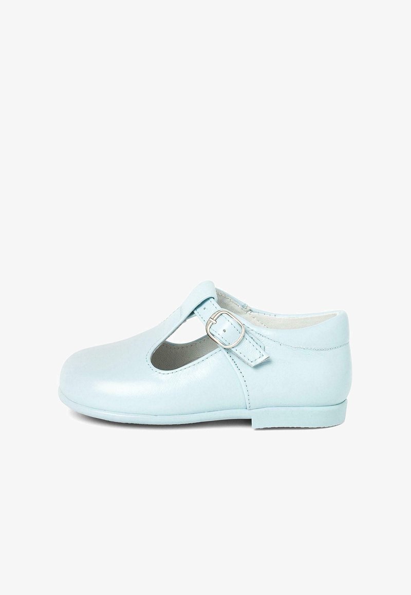 Chaussure en cuir bleu clair avec un bout arrondi, un design à sangle en T, une fermeture à boucle et des découpes sur les côtés. Semelle plate.